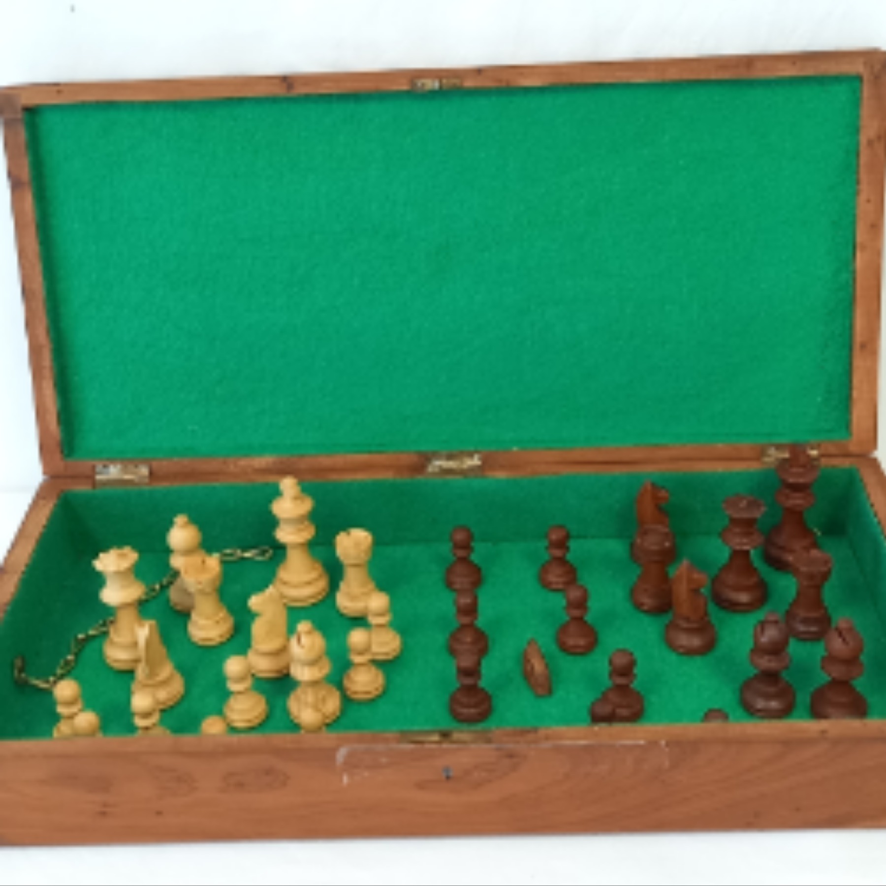Voir photo 2 de Jeu d'échec en bois composé de 17 pièces plus un coffret. Jeu d'échec en bois composé de 17 pièces plus un coffret. Bon état - Vue 2 -